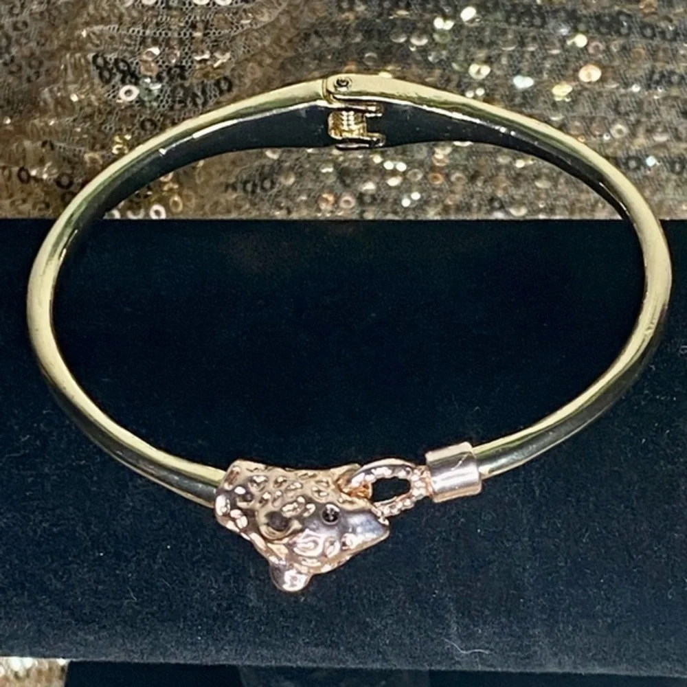 🌸Cheetah clasp bangle bracelet 💖